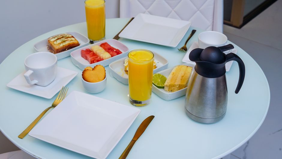 Vitrina de pan dulce y pasteles de la cafetería con conchas y pan de plátano